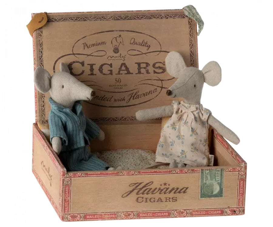 Maileg – Mamma mus och pappa mus i cigarrask, möss i cigarrlåda