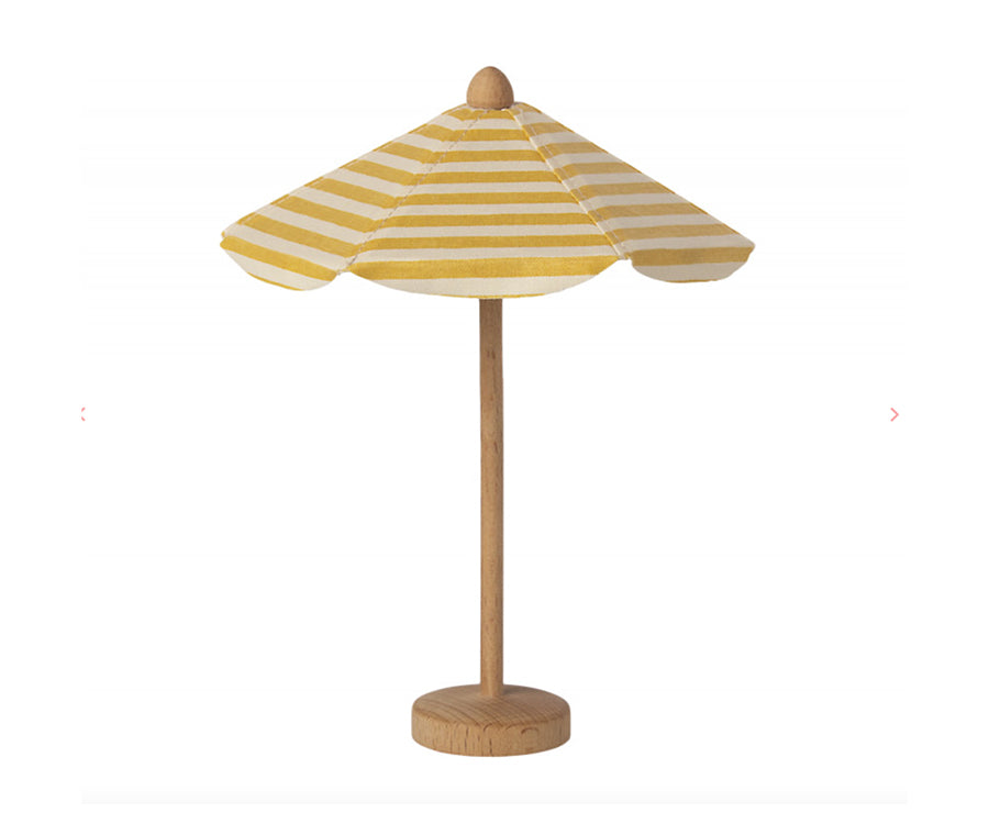 Maileg – Strandparasoll i trä, parasoll miniatyr med vita och gula ränder
