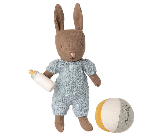 Maileg – Kanin blå, storlek micro med boll och nappflaska, rabbit brun pojke med magneter i händerna, FÖRBESTÄLLNING