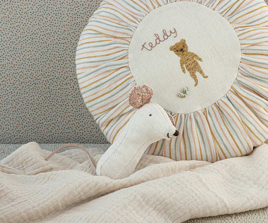 Maileg – Lullaby friends, greppvänlig vit mus, skallra naturfärgad