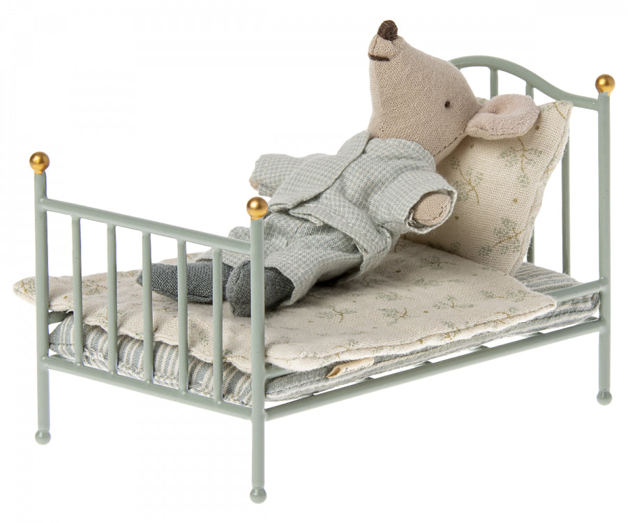 Maileg – Liten säng i mint, vintagelook med madrass, kudde och täcke