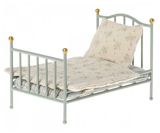 Maileg – Liten säng i mint, vintagelook med madrass, kudde och täcke till möss