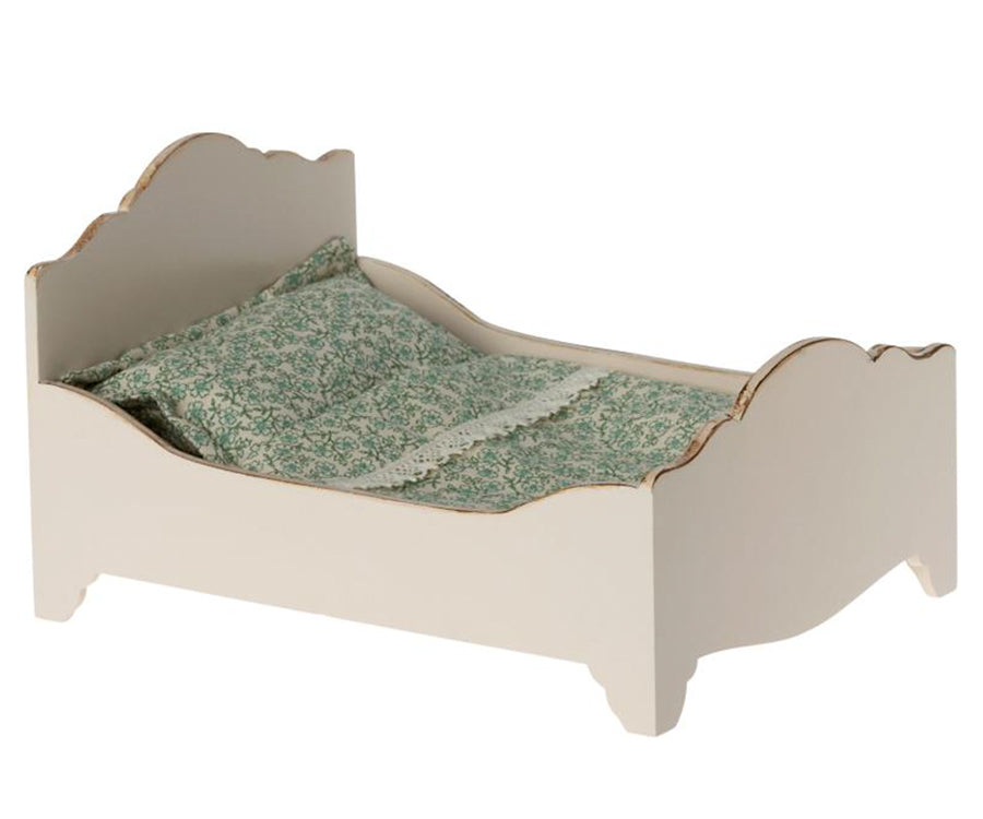 Maileg – Vit säng i trä med madrass, kudde, täcke och gulddetalj, träsäng för möss