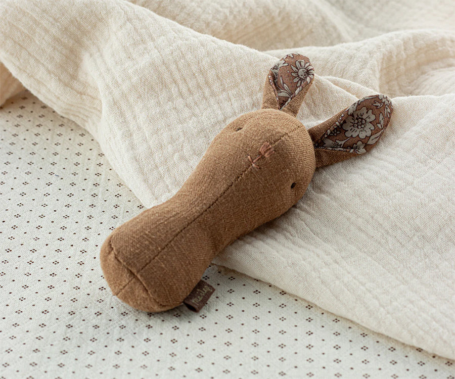 Maileg – Lullaby friends, greppvänlig brun kanin, skallra bunny choklad med blommor