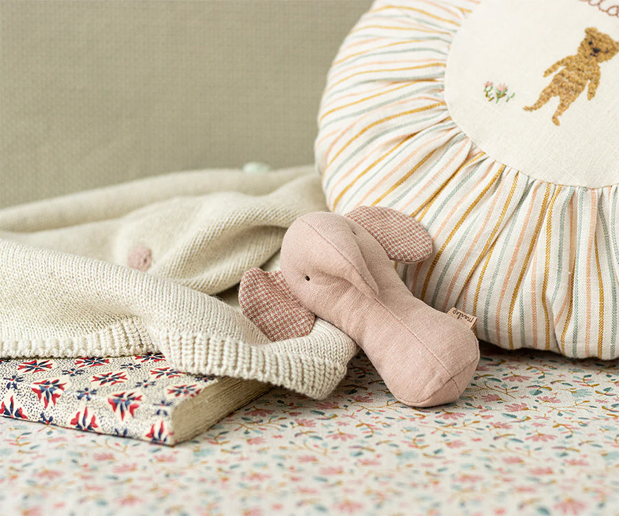 Maileg – Lullaby friends, greppvänlig rosa elefant, skallra i rosa färg