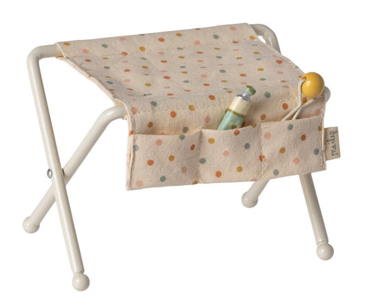 Maileg – Skötbord off-white med tillbehör för baby mus, vit med multi prickar för möss