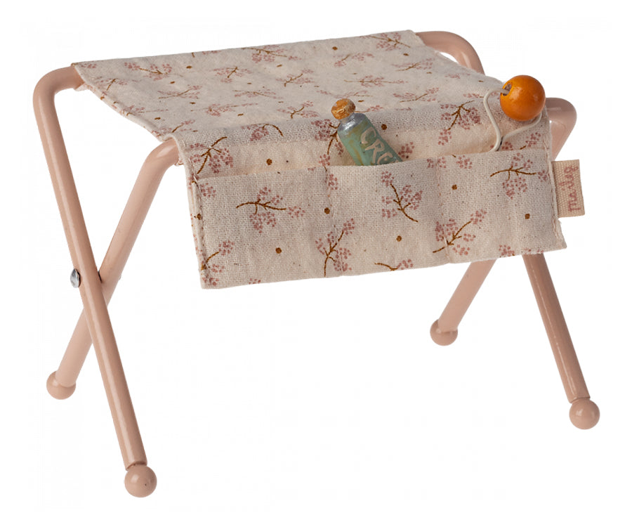Maileg – Skötbord med tillbehör för baby mus, färg rosa med blommor