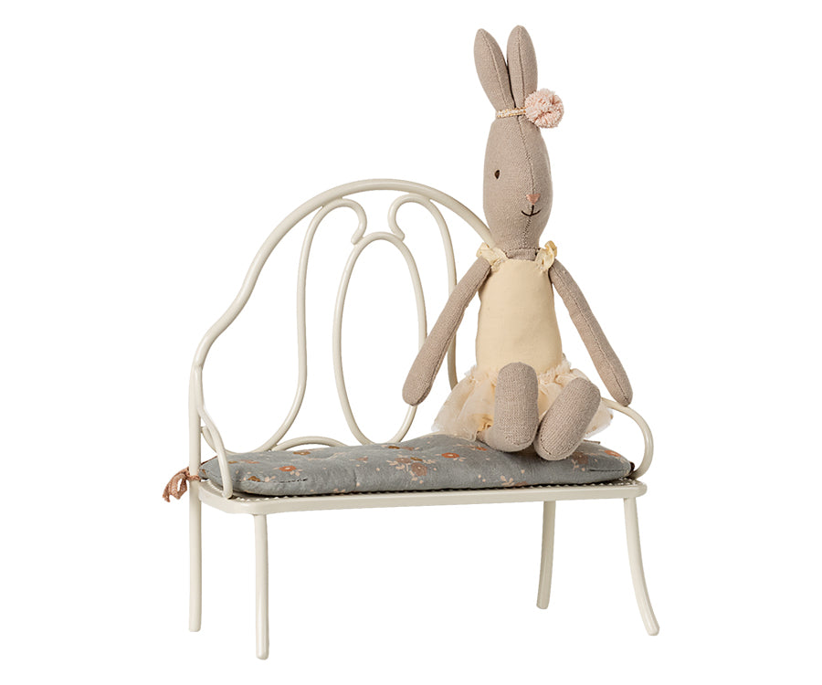 Maileg – Vit bänk med sittdyna, vintage soffa i benvit metall för kaniner i storlek 1 och 2, trädgårdssoffa off-white, FÖRBESTÄLLNING