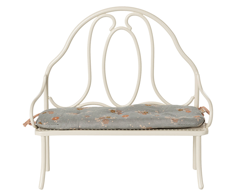 Maileg – Vit bänk med sittdyna, vintage soffa i benvit metall för kaniner i storlek 1 och 2, trädgårdssoffa off-white, FÖRBESTÄLLNING