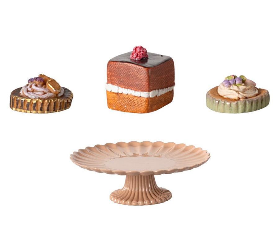Maileg – Tårtfat i rosa med tre olika tårtor, tårta / kakor storlek mini