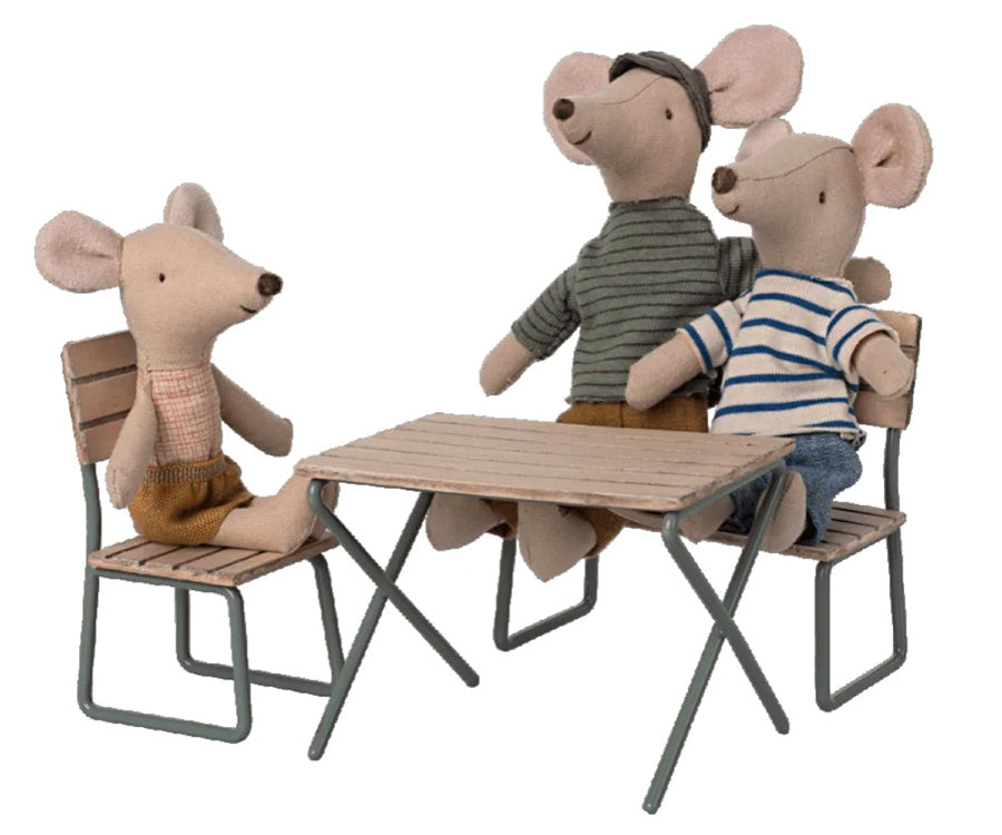 Maileg – Trädgårdsmöbler i trä, utemöbler med bord, stol och bänk för mus till dockhus (utgående kollektion)