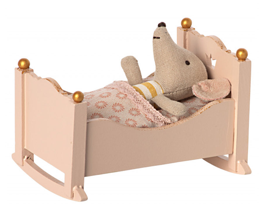 Maileg – Rosa vagga för möss, säng i trä för babymus (slutsåld kollektion)