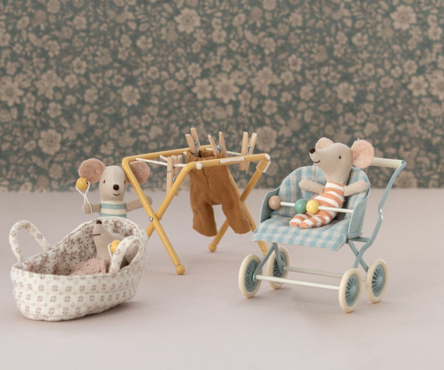 Maileg – Changing table with accessories for baby mouse, color ocher yellow