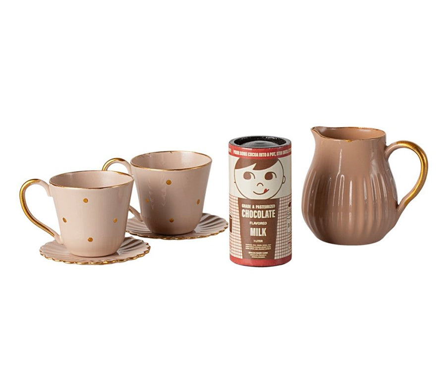 Maileg – Varm choklad, rosa koppar, fat, kanna och burk för varmchoklad, storlek mini