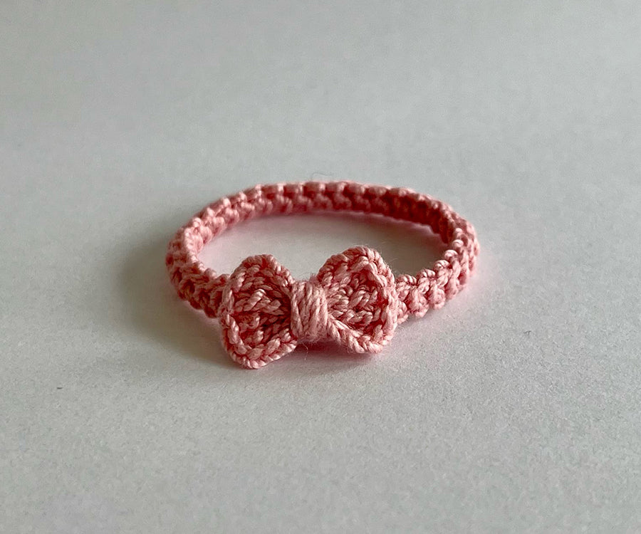 Miniatyr – Virkat hårband till storasyster mus med rosett, finns i flera olika färger