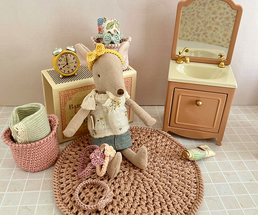 Miniatyr – Virkat hårband till storasyster mus med rosett, finns i flera olika färger
