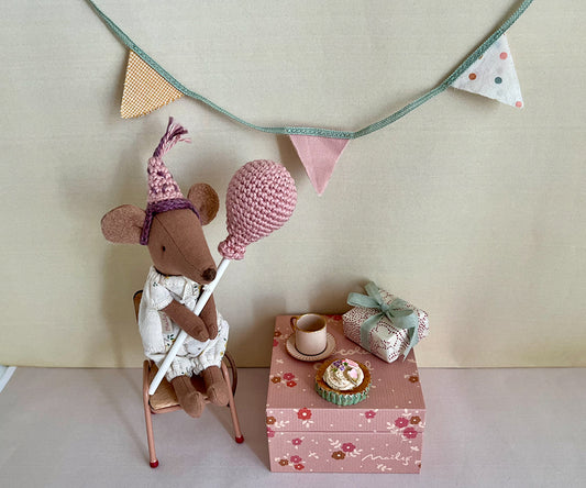 Miniatyr – Virkad ballong och partyhatt till mamma / pappa, storasyster / storebror mus