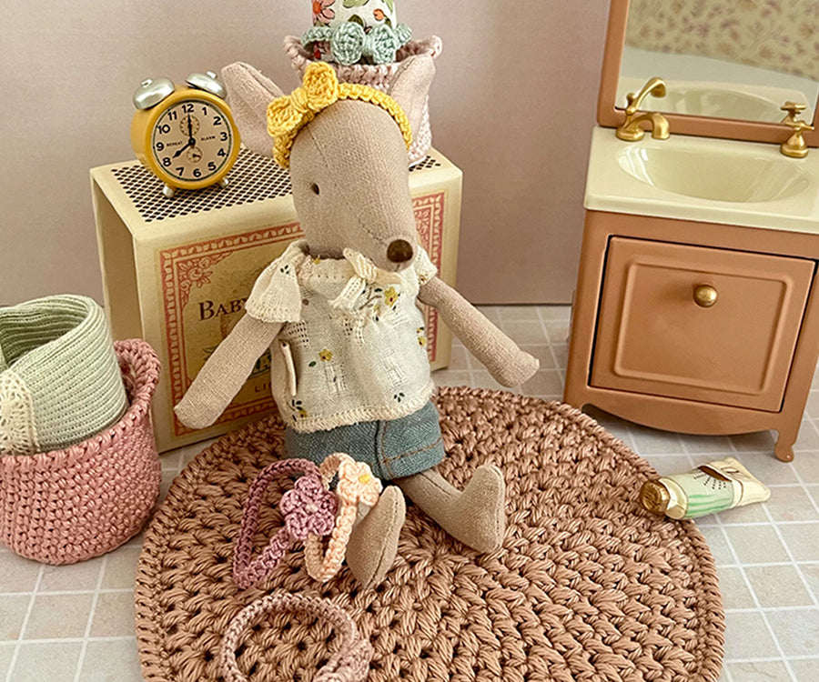 Miniatyr – Virkat hårband till storasyster mus med rosett, finns i flera olika färger