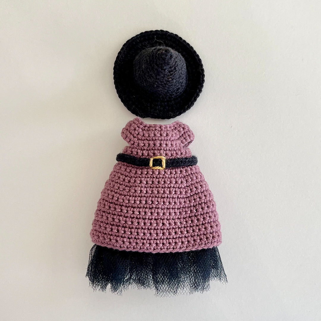 Miniatyr – Virkad häxklänning i lila med tyll och svart hatt för möss