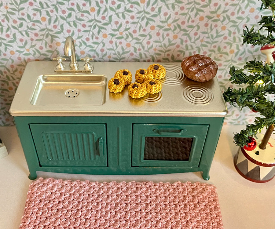 Miniatyr – Virkad lussebulle, gul lussekatt med russin till dockhuset, 1-pack