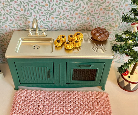 Miniatyr – Virkad lussebulle, gul lussekatt med russin till dockhuset, 1-pack