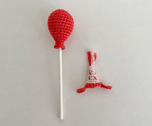 Miniatyr – Virkad ballong och partyhatt till lillasyster/ lillebror mus