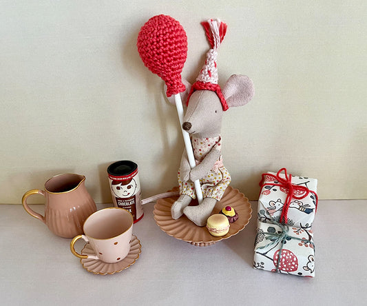 Miniatyr – Virkad ballong och partyhatt till lillasyster/ lillebror mus
