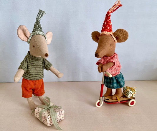 Miniatyr – Virkade partyhattar till mamma / pappa, storasyster / storebror mus, 2-pack hattar