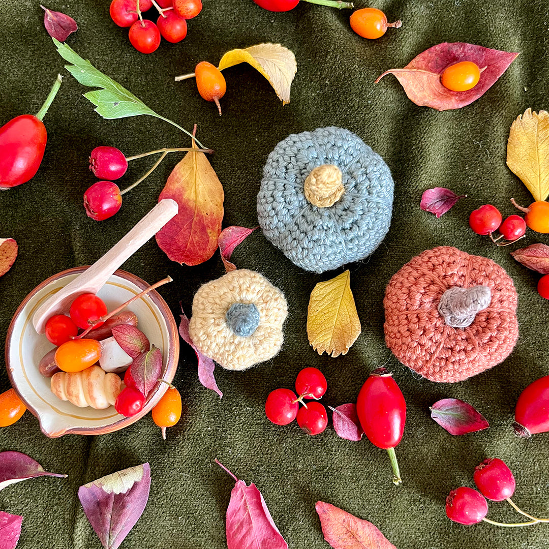 Miniatyr – Virkade pumpor till halloween, pumpa i olika färger och storlek, 3 st