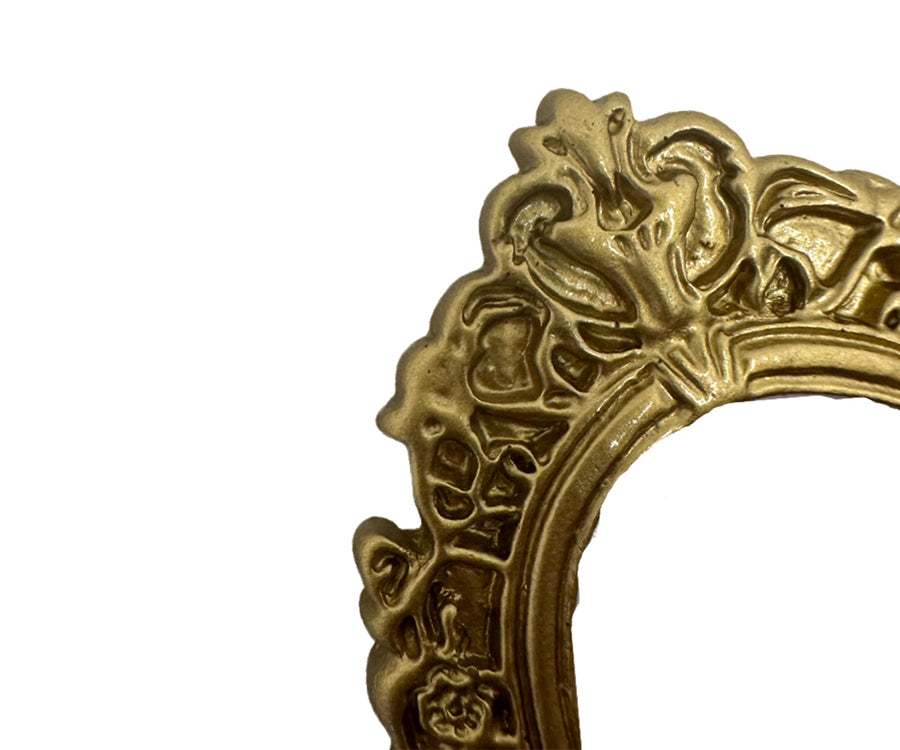 Miniatyr – Oval tavelram i guld till dockhus, liten ram till tavla