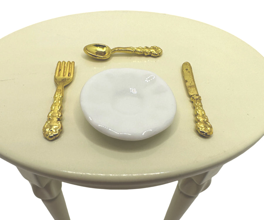 Miniatyr – Vita tallrikar och guldiga bestik, servis med 4 st av varje, för dockhus