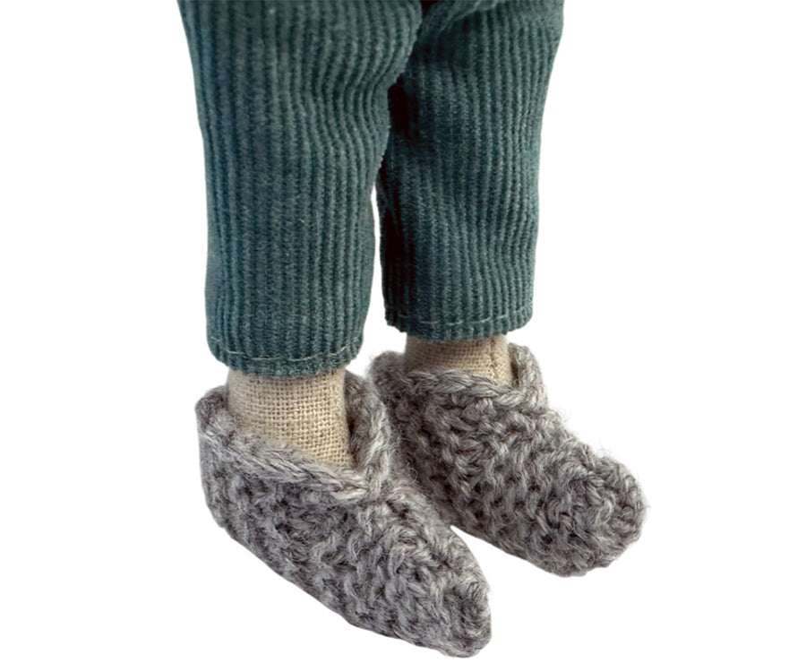 Miniatyr – Stickade grå tofflor till möss, skor till mamma, pappa, mormor/morfar mus