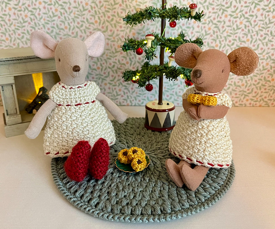 Miniatyr – Virkad lussebulle, gul lussekatt med russin till dockhuset, 1-pack