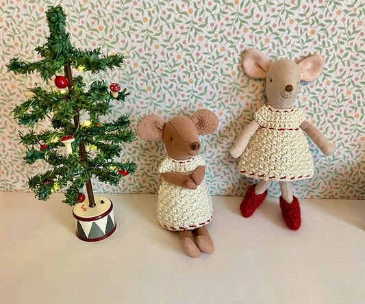Miniatyr – Virkad julklänning till storasyster mus, vit klänning med röda detaljer