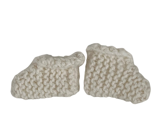 Miniatyr – Stickade vita tofflor till möss, skor till mamma, pappa, mormor/morfar mus