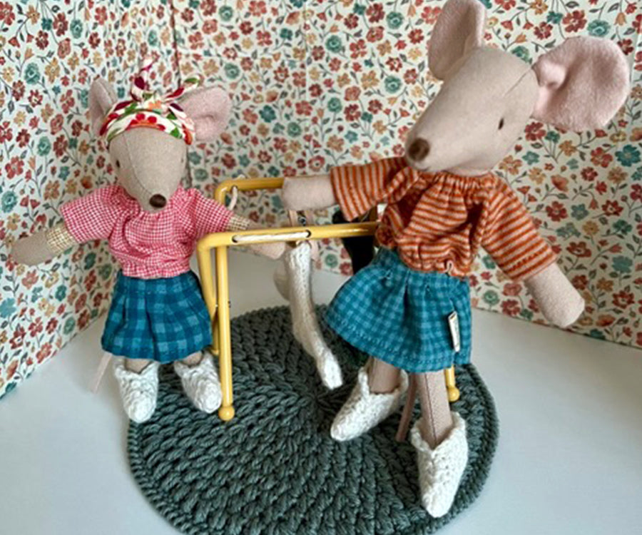 Miniatyr – Stickade vita tofflor till möss, skor till mamma, pappa, mormor/morfar mus