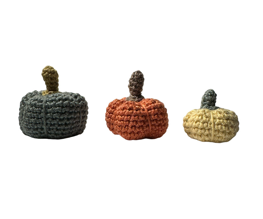Miniatyr – Virkade pumpor till halloween, pumpa i olika färger och storlek, 3 st