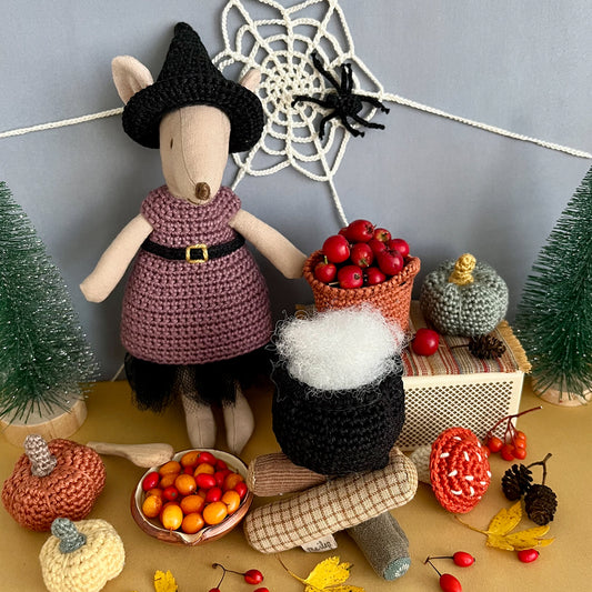 Miniatyr – Virkad häxklänning i lila med tyll och svart hatt för möss