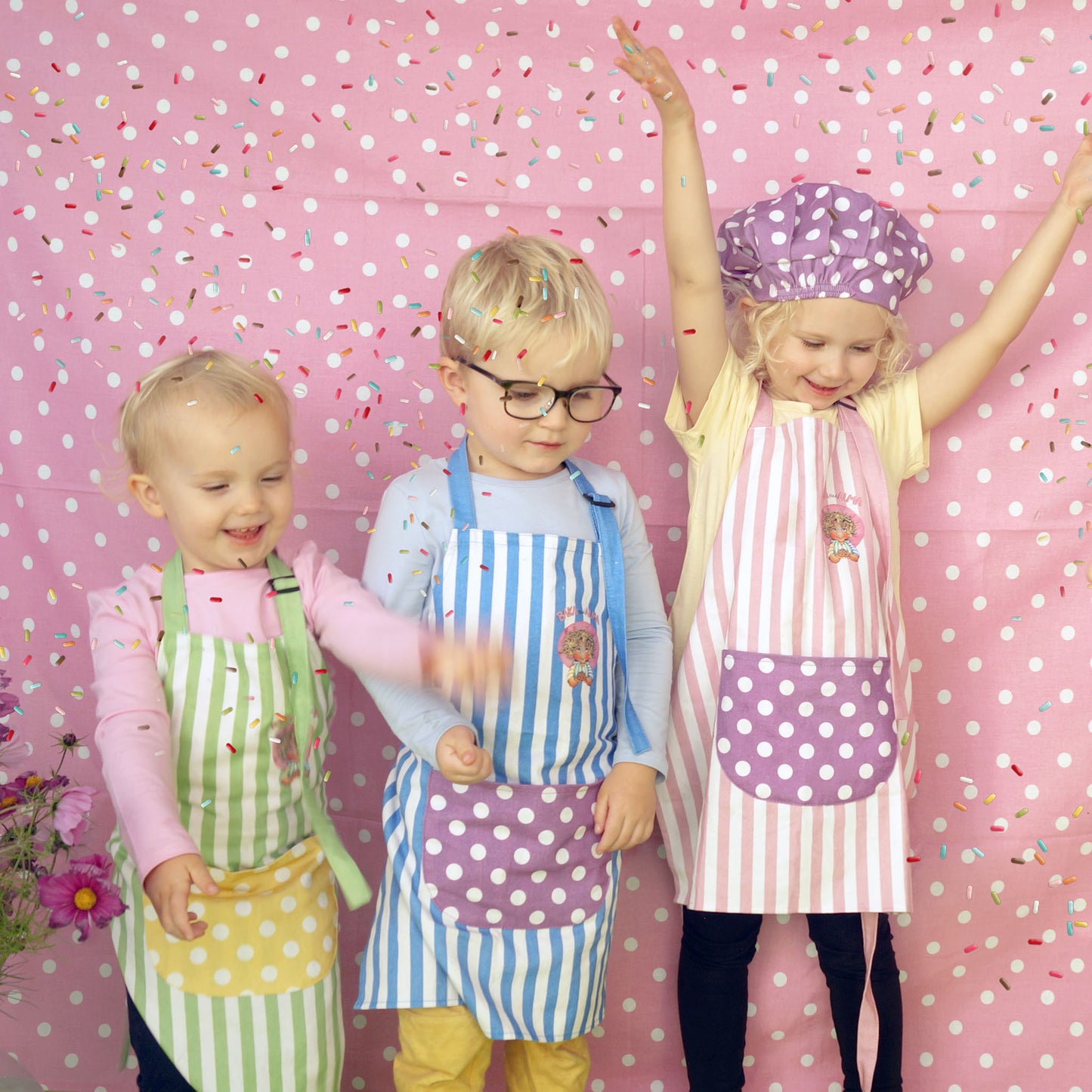 Baka med Alma – Förkläde, randig rosa och vit med lila ficka