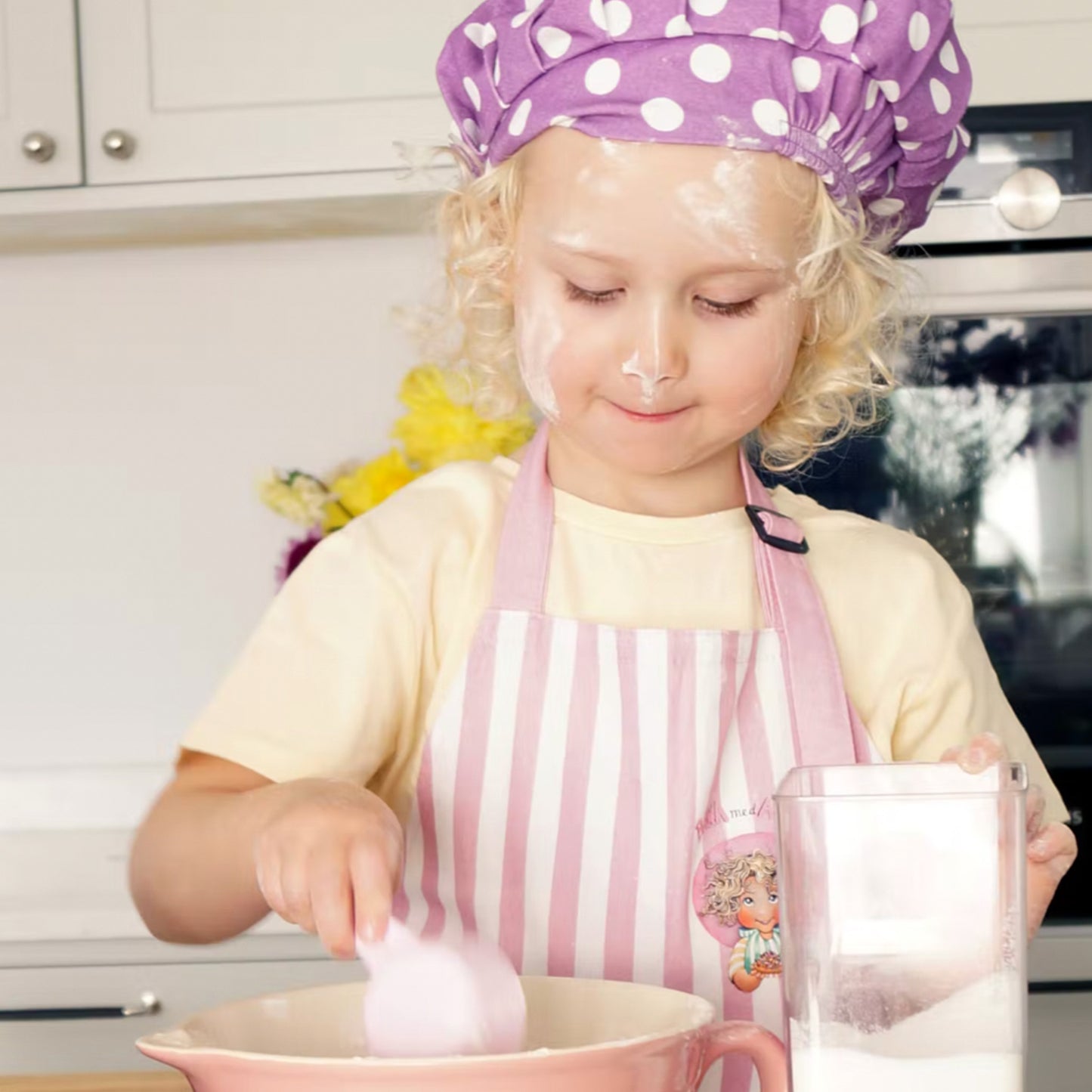 Baka med Alma – Förkläde, randig rosa och vit med lila ficka