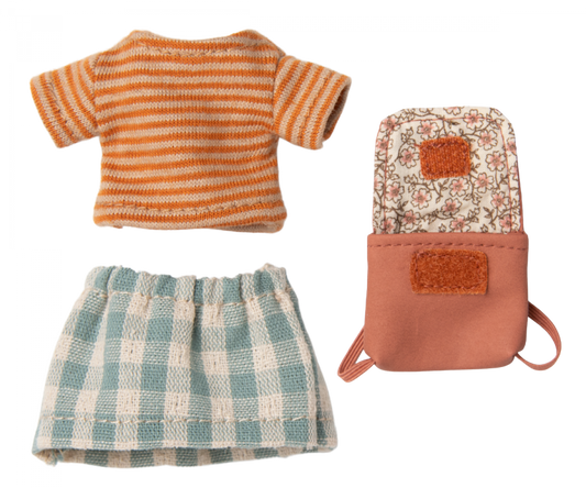 Maileg – Kläder, randig tröja, rutig kjol och rosa ryggsäck till storasyster mus