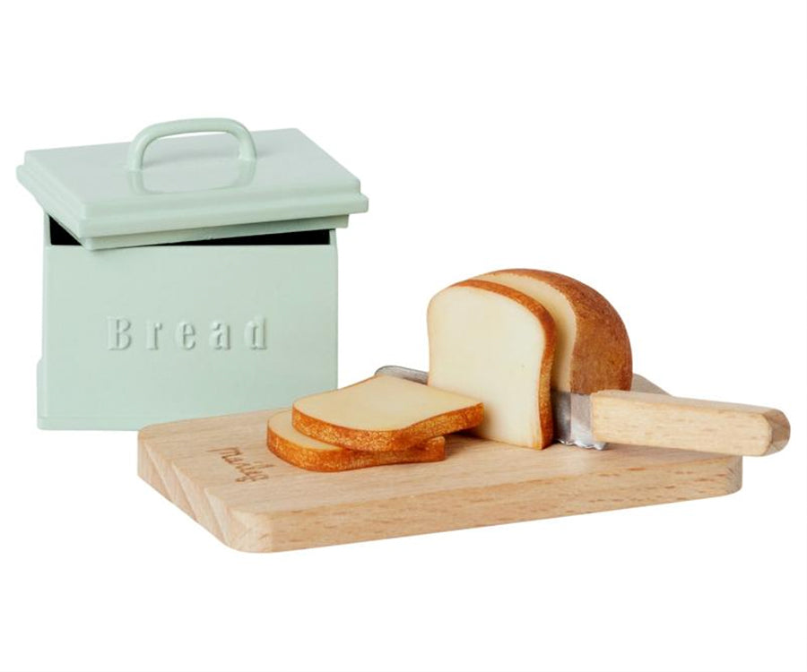 Maileg – Brödlåda med bröd, kniv och skärbräda, miniatyr låda