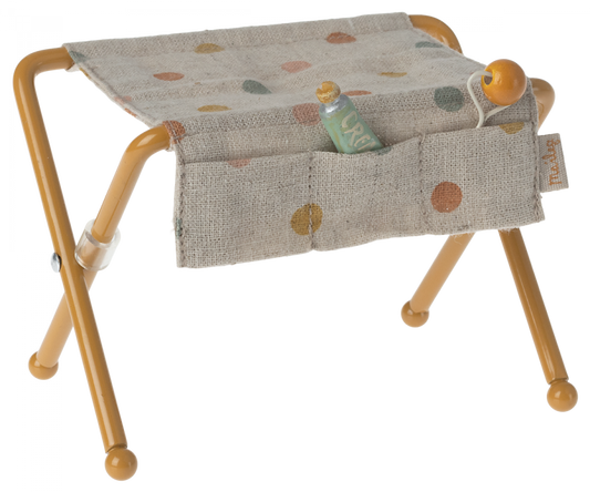 Maileg – Changing table with accessories for baby mouse, color ocher yellow